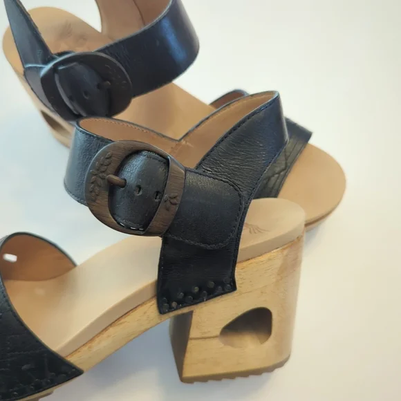 Dansko Black and Tan Sandals NWOT! - Picture 7 of 10